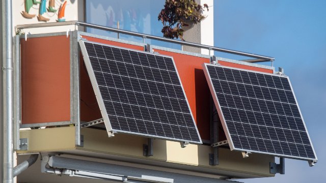 Kleine Solaranlagen auf Balkonen verzeichnen stark steigendes Interesse