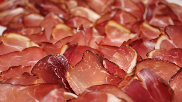 Hersteller ruft Rohschinken zurück
