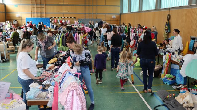 Erfolgreicher Kindersachenbasar in Nievern