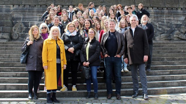 Teilnehmer eines interkulturellen Theaterprojekts besuchen Koblenz