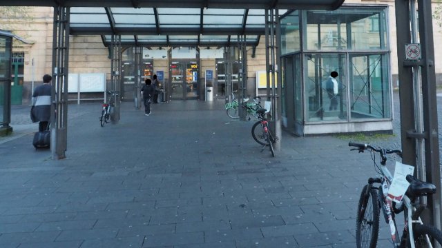 Stadt entfernt widerrechtlich abgestellte Fahrräder am Hauptbahnhof