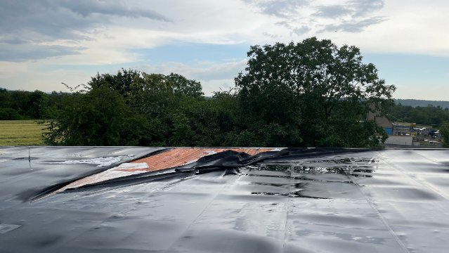 Unwetter beschädigt Supermarkt-Dach, stürzt Bäume um und überflutet Straßen 