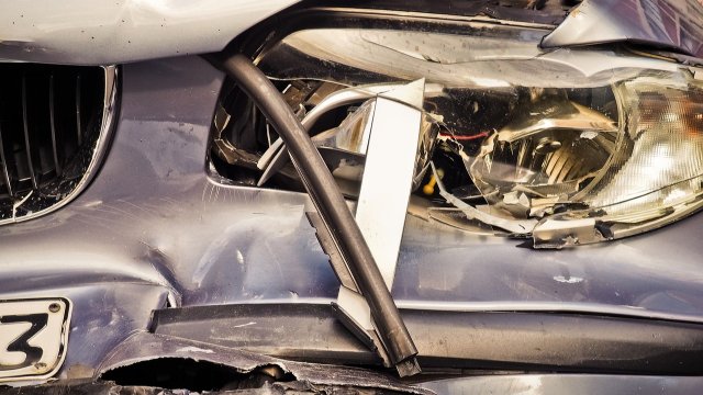 Schwerer Verkehrsunfall auf B256: Fahrzeug überschlägt sich und verletzt Fahrerin