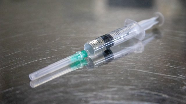 Frau klagt wegen möglichem Corona-Impfschaden auf Schmerzensgeld