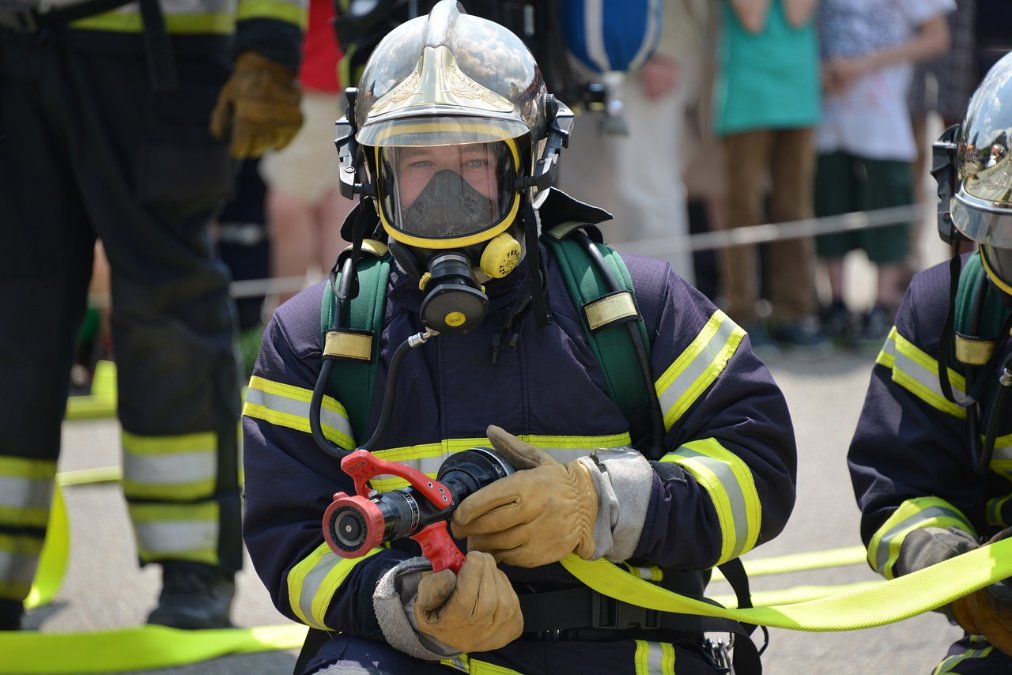 Altenkirchen: Waldstück fängt Feuer Altenkirchen: Waldstück fängt Feuer