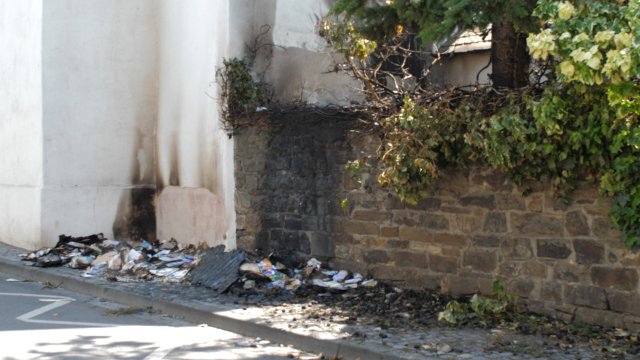 Lahnstein: Meterhohe Thuja-Hecke am Martinsschloss abgebrannt - Brandstiftung?