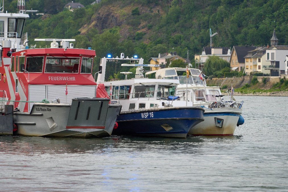 Jacht fährt bei Remagen auf Sandbank auf Jacht fährt bei Remagen auf Sandbank auf