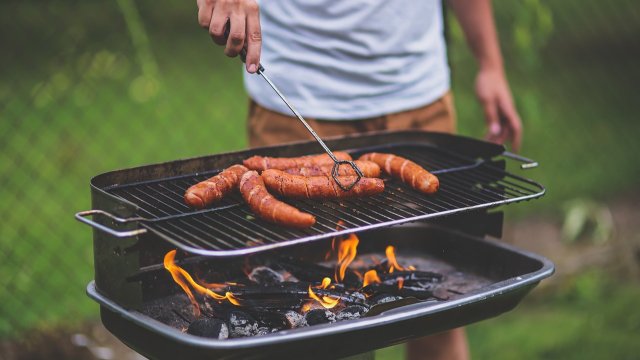 Kreis Mayen-Koblenz: Mann nach Grillunfall schwer verletzt