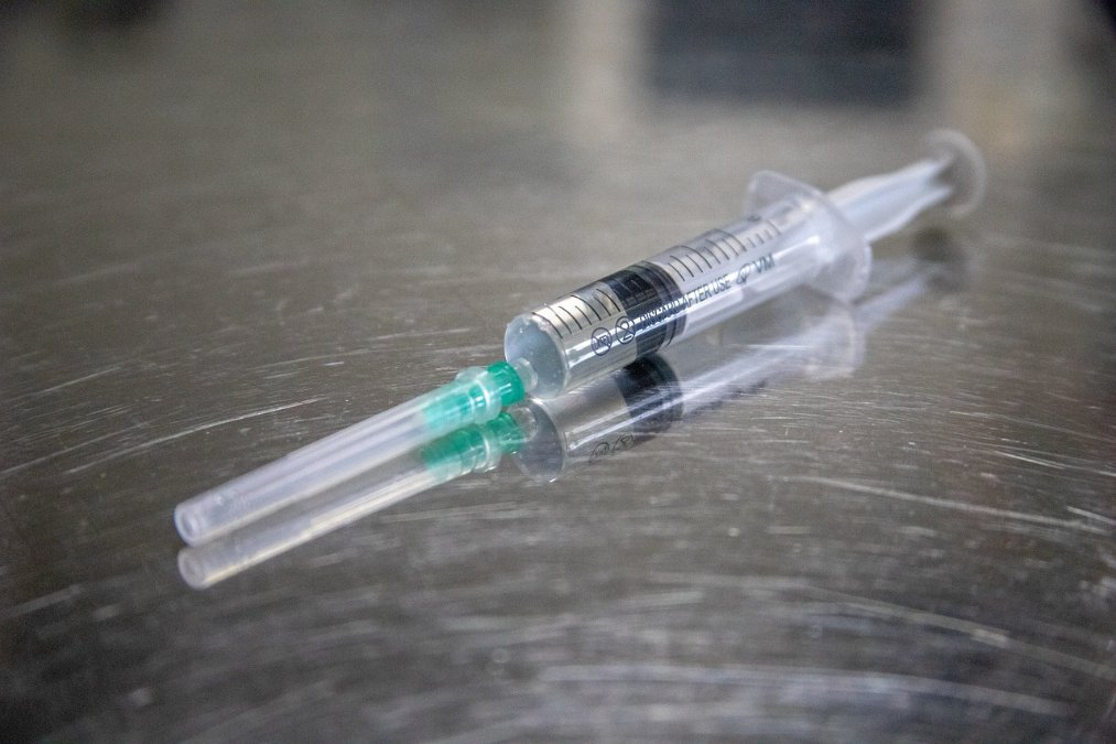 Frau klagt wegen möglichem Corona-Impfschaden auf Schmerzensgeld Frau klagt wegen möglichem Corona-Impfschaden auf Schmerzensgeld