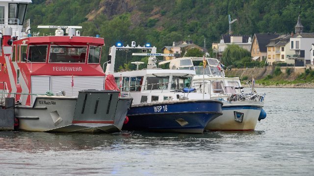 Jacht fährt bei Remagen auf Sandbank auf