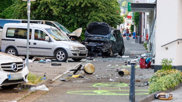 Ursache nach schwerem Unfall in Neuwied weiter unklar