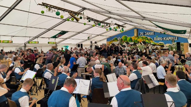 Volles Zelt beim Musikfest in Hartenfels