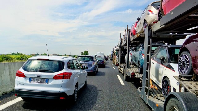 Volle Autobahnen und Staus am kommenden Wochenende erwartet