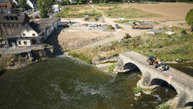 Rückbau der flutgeschädigten Nepomukbrücke hat begonnen