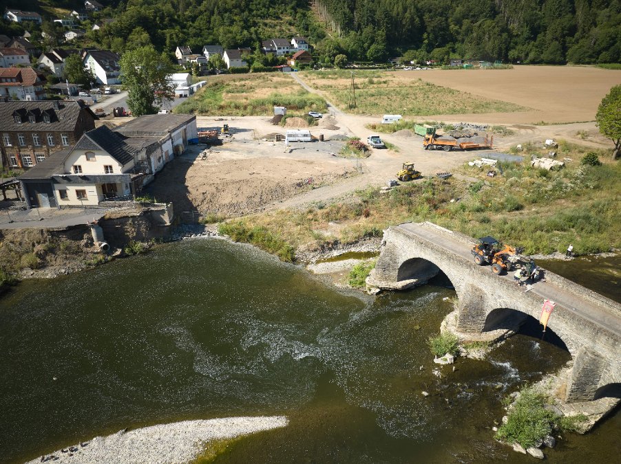Rückbau der flutgeschädigten Nepomukbrücke hat begonnen Rückbau der flutgeschädigten Nepomukbrücke hat begonnen