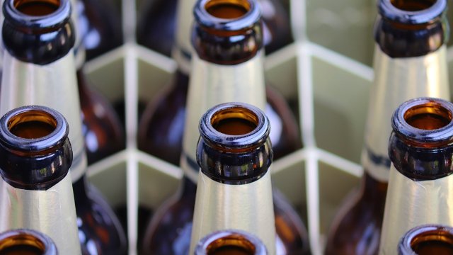 Lkw verliert unzählige Bierkisten auf der A48 bei Koblenz