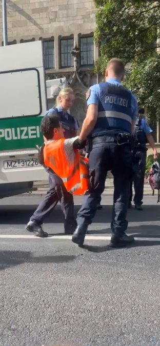 Nachtragsmeldung der Polizei zu den Klimaklebern Nachtragsmeldung der Polizei zu den Klimaklebern