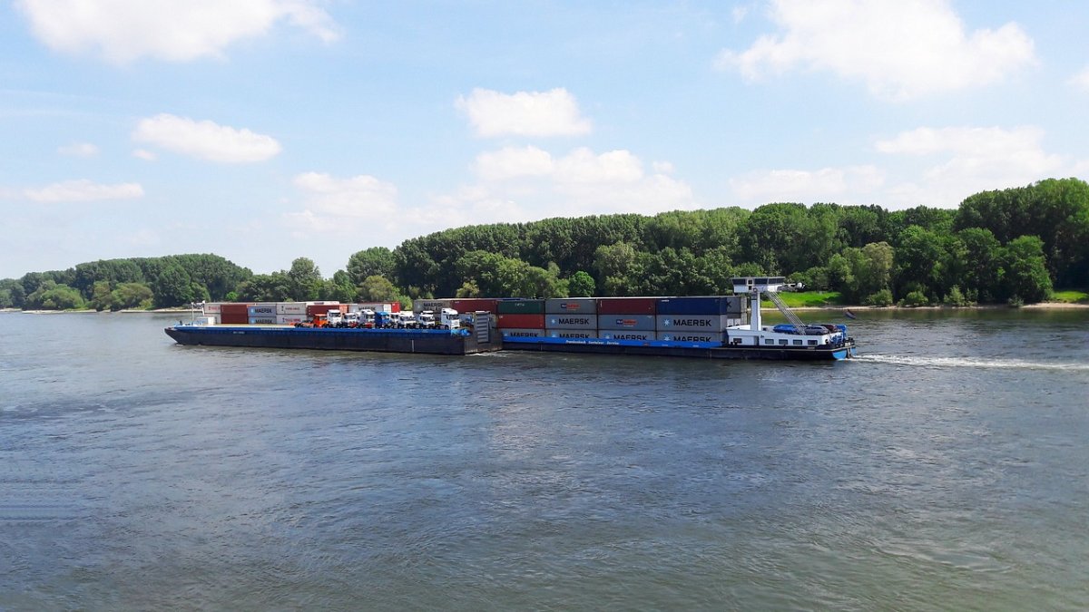 Koblenz: Ölschlieren auf Rhein nach Unwetter