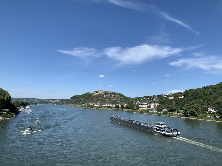 Koblenz: Reinigungsarbeiten im Wallersheimer Hafenbecken nach Ölaustritt