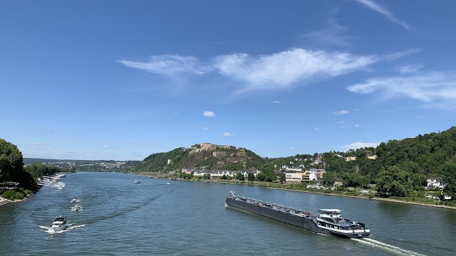 Koblenz: Reinigungsarbeiten im Wallersheimer Hafenbecken nach Ölaustritt