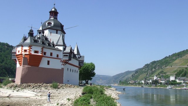 Niedriger Wasserstand: Schiffe mit weniger Ladung auf dem Rhein