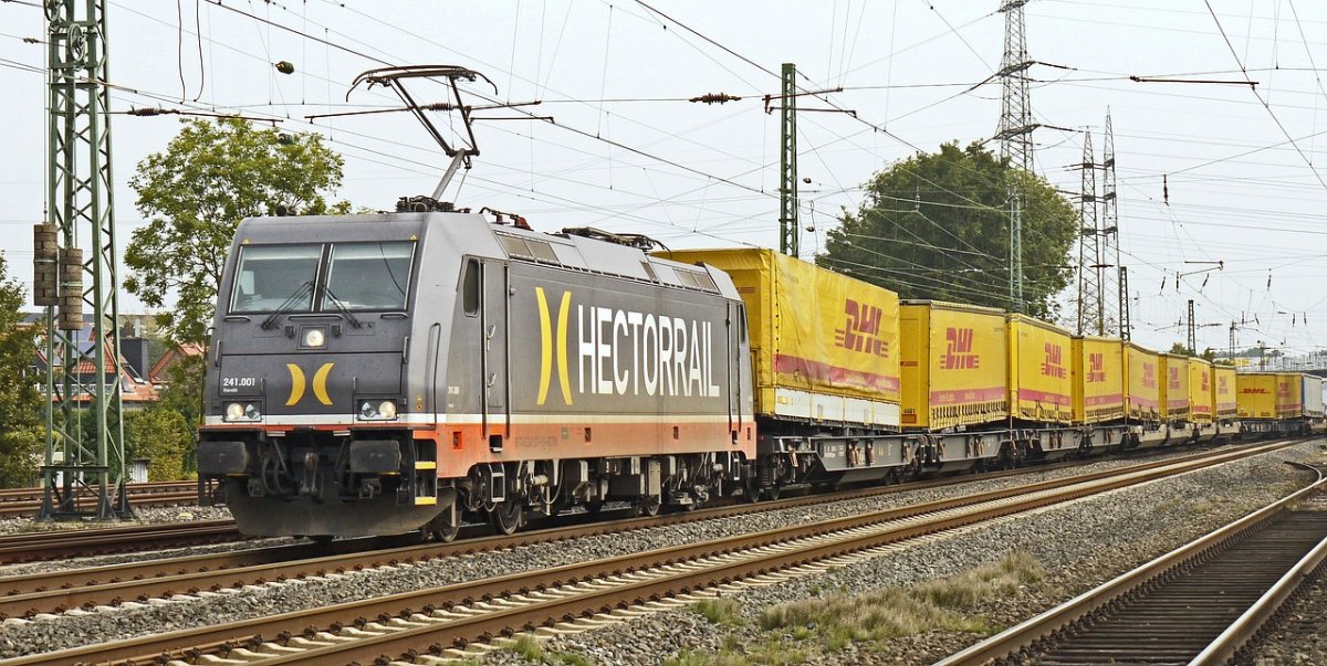 Güterzug überfährt Einkaufswagen und Plastikstuhl