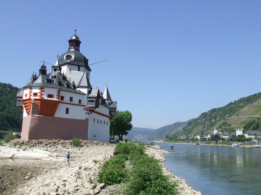 Niedriger Wasserstand: Schiffe mit weniger Ladung auf dem Rhein Niedriger Wasserstand: Schiffe mit weniger Ladung auf dem Rhein