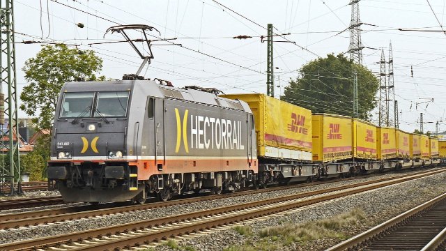 Güterzug überfährt Einkaufswagen und Plastikstuhl