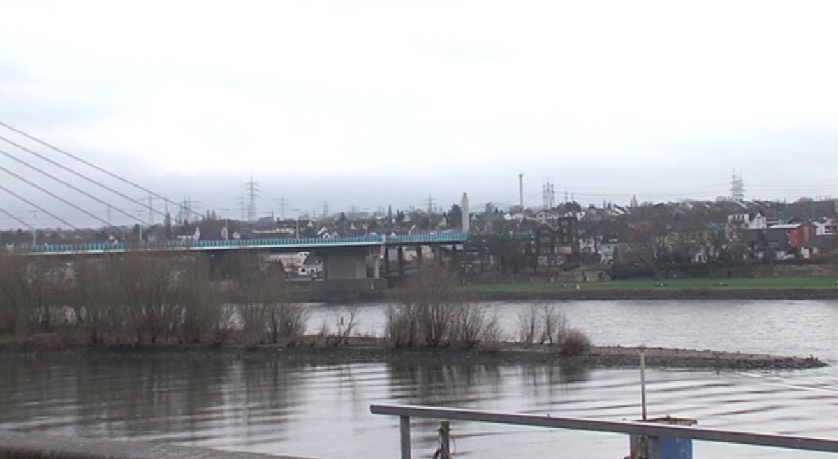 Großeinsatz in Weißenthurm: Vermisstensuche auf Höhe der Rheinbrücke Großeinsatz in Weißenthurm: Vermisstensuche auf Höhe der Rheinbrücke