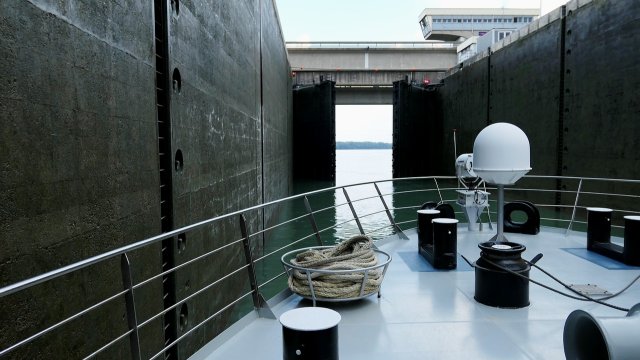 Kreis Cochem-Zell: Schiff auf Mosel rammt Wand von Schleusenanlage