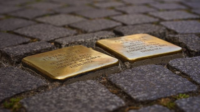 Blumen für Koblenzer Schulen anlässlich der Stolpersteinpatenschaften 