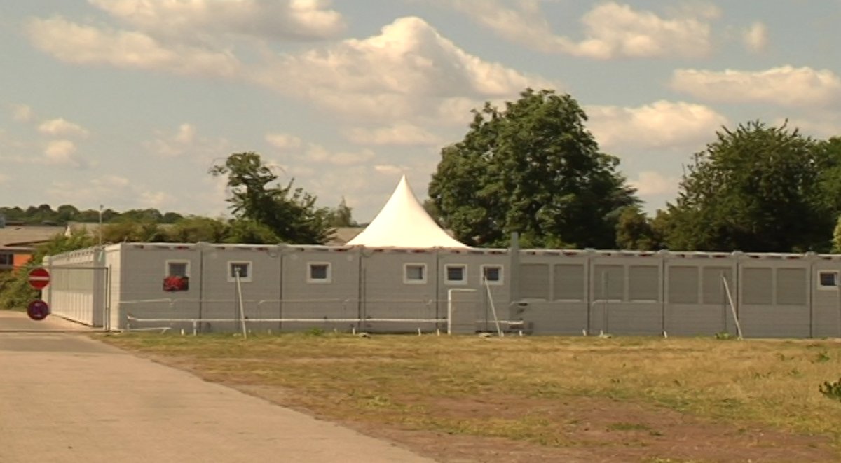 Neue Container für Flüchtlingsunterkunft durch Spende der Debeka 
