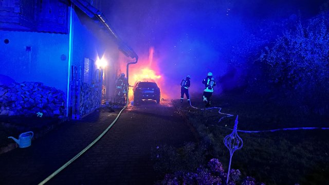 Feuer in Garage breitet sich auf Wohnhaus aus