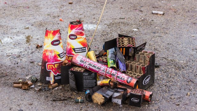 12-jähriger wirft Böller in ein Wohnzimmer