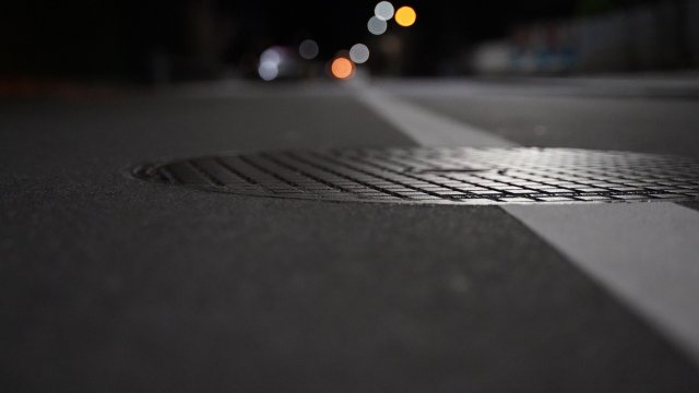 Scheuerfeld: 31-jähriger PKW-Fahrer verunfallt durch aus der Fahrbahn entfernten Kanaldeckel 