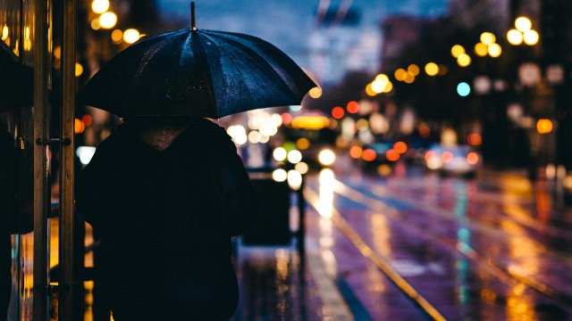 Wütende Fußgängerin schlägt mit Regenschirm auf Auto ein