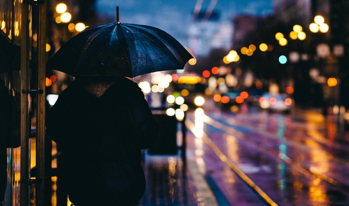 Wütende Fußgängerin schlägt mit Regenschirm auf Auto ein