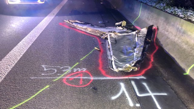 Flugzeugteil auf der A3 sorgt für Massenunfall
