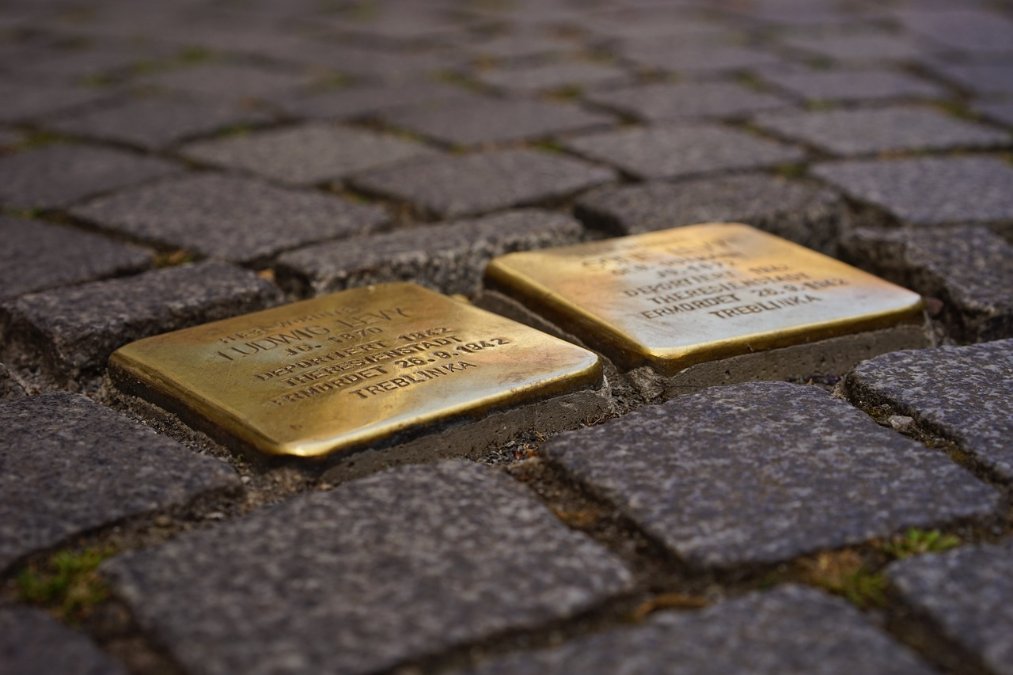 Blumen für Koblenzer Schulen anlässlich der Stolpersteinpatenschaften Blumen für Koblenzer Schulen anlässlich der Stolpersteinpatenschaften