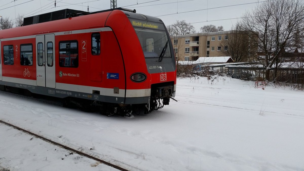 Schneechaos, Unfälle und Behinderung im öffentlichen Nahverkehr Schneechaos, Unfälle und Behinderung im öffentlichen Nahverkehr