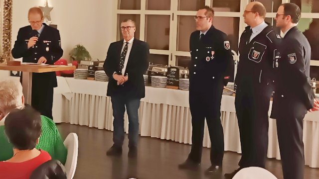 Landrat Dr. Saftig verleiht Kreisausbildern silbernes Feuerwehr-Ehrenzeichen  und Urkunden des Innenministeriums