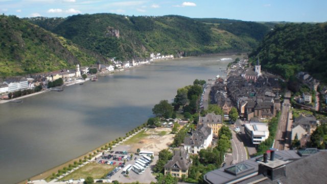 Rhein für Schifffahrt gesperrt: Tanker bei Bacharach in Ufernähe festgefahren
