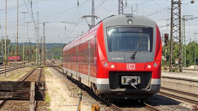 Kreis Mayen-Koblenz: Regionalbahn mit unbekanntem Gegenstand beschossen