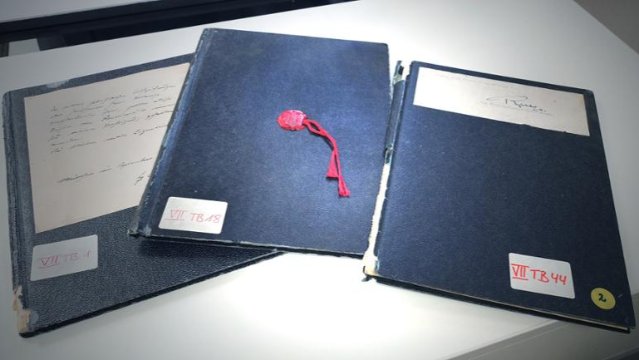 Gefälschte “Hitler-Tagebücher” an das Bundesarchiv in Koblenz übergeben 
