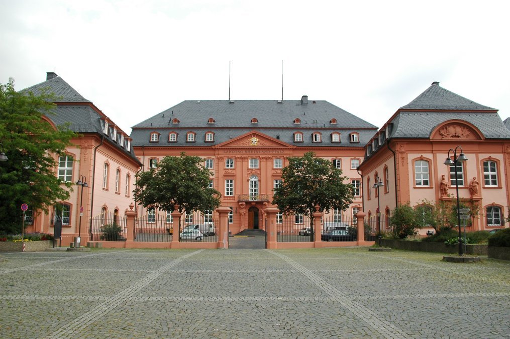 Debatten über Finanzmittel für Geflüchtete und ungenutzten Wohnraum Debatten über Finanzmittel für Geflüchtete und ungenutzten Wohnraum