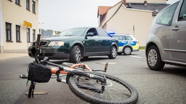 Koblenz: 22-jährige Fahrradfahrerin angefahren und erlitt Kopfplatzwunde 