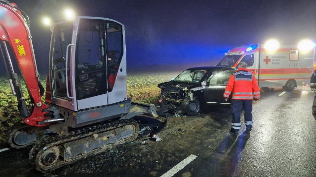 Westerwaldkreis: Drei Verletzte bei Kollision von Auto und Raupenbagger