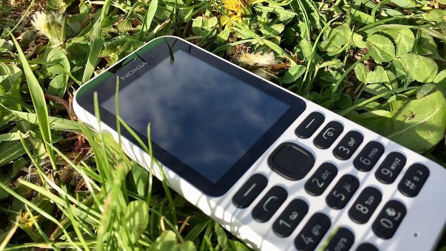 Ältere Frau bekommt verlorenes Handy von ihrer Bekannten bei der Polizei
