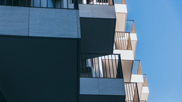 Raubüberfall eines Handys: Täter versteckt sich auf Balkon