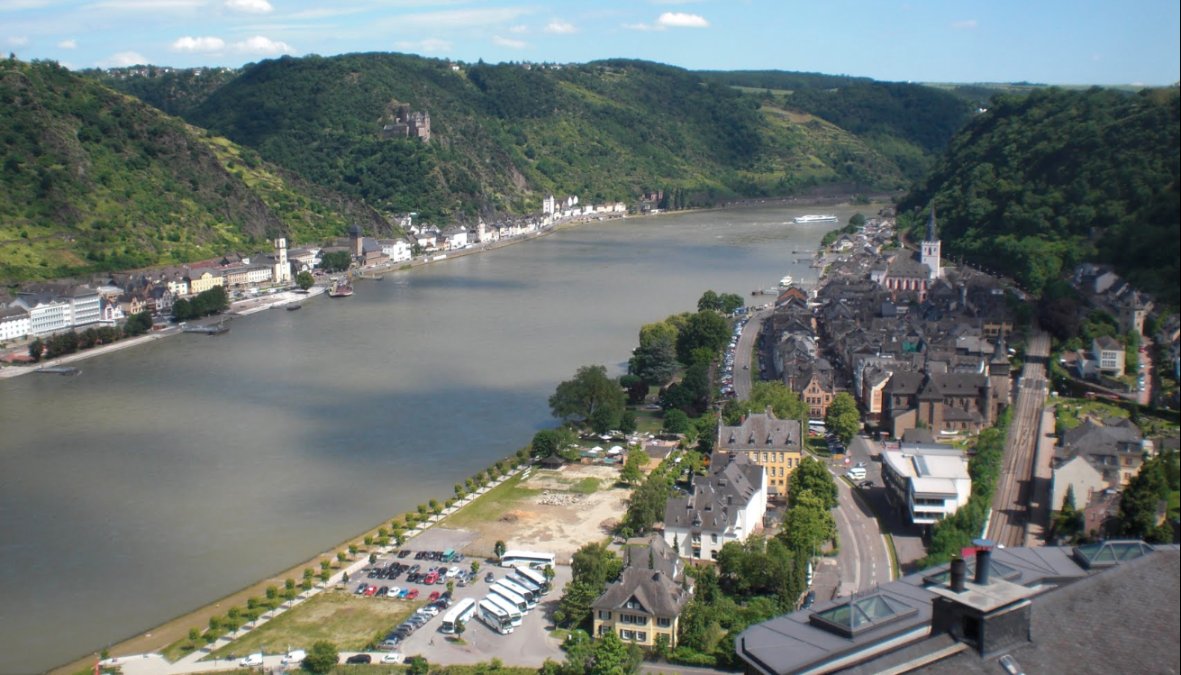 Rhein für Schifffahrt gesperrt: Tanker bei Bacharach in Ufernähe festgefahren